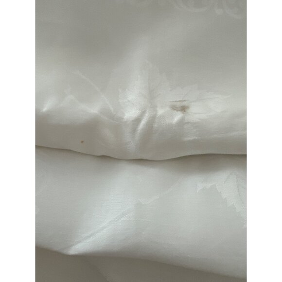 Vintage Bright White Subtle Floral Pattern Classic Tablecloth 85x76" - Picture 8 of 12